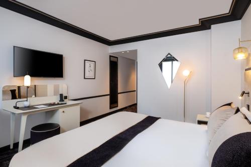 a hotel room with a bed and a desk at Hôtel le Derby Alma by Inwood Hotels in Paris