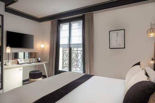 a hotel room with a bed and a window at Hôtel le Derby Alma by Inwood Hotels in Paris