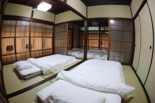Postel nebo postele na pokoji v ubytování Guesthouse Omihachiman
