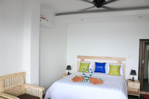 a bedroom with a bed with a ceiling fan at Alur Beach Homestay in Amed