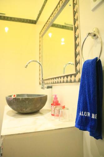 Фотография из галереи Alur Beach Homestay в Амеде