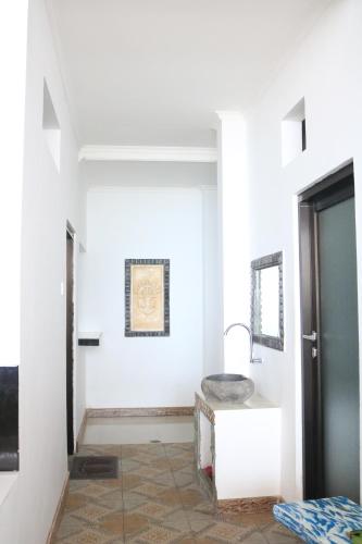 Фотография из галереи Alur Beach Homestay в Амеде