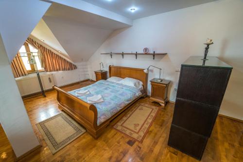 ein Schlafzimmer mit einem Bett und zwei Nachttischen in der Unterkunft Villa Bonita en Plopilor in Sibiu
