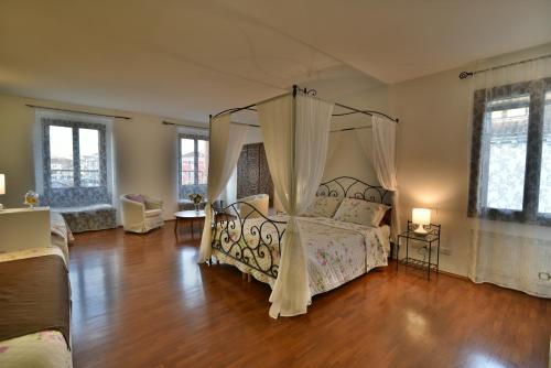 ein Schlafzimmer mit einem Himmelbett in der Unterkunft B&b Vista sul Canal Grande in Venedig