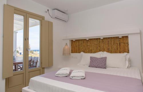 1 dormitorio con 1 cama con 2 toallas en Muses, en Egíali