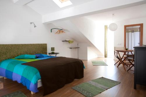- une chambre avec un grand lit et un escalier dans l'établissement Quinta dos Álamos Agroturismo, à Golegã