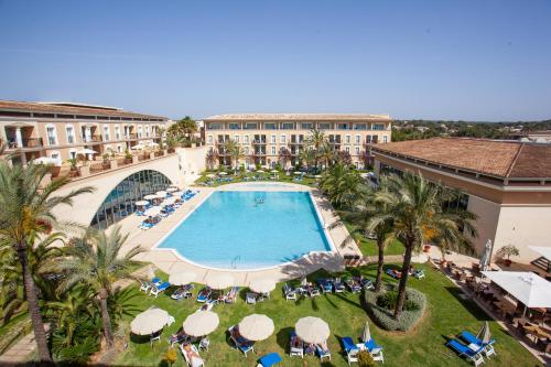 een luchtzicht op een resort met een zwembad bij Grupotel Playa de Palma Suites & Spa in Playa de Palma