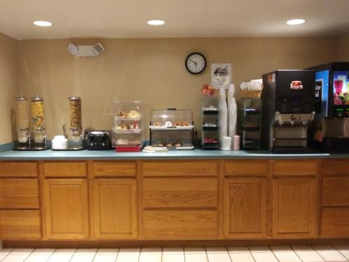 Bestway Inn - Madison في ماديسون: منضدة عليها العديد من العناصر