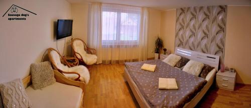 uma pequena sala de estar com um sofá e uma mesa em Sausage dog's apartments em Olomouc