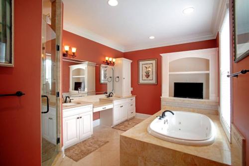 Nhà bếp/bếp nhỏ tại Beautiful 3Bed Townhome in Historic Downtown Savannah