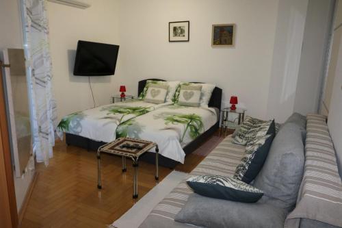 een woonkamer met een bed en een bank bij Benedetta in Pula