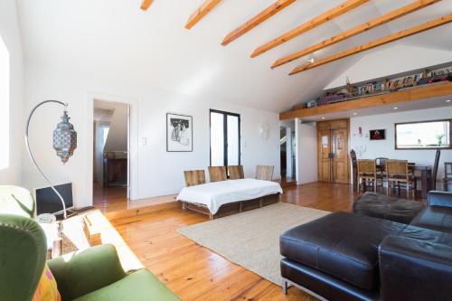 ein Wohnzimmer mit einem Sofa und einem Bett in der Unterkunft FLH Chiado Skyline in Lissabon