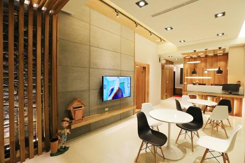 TV a/nebo společenská místnost v ubytování 愛丁堡集團市區精品及國王雙館民宿Edinburgh Boutique Hotel