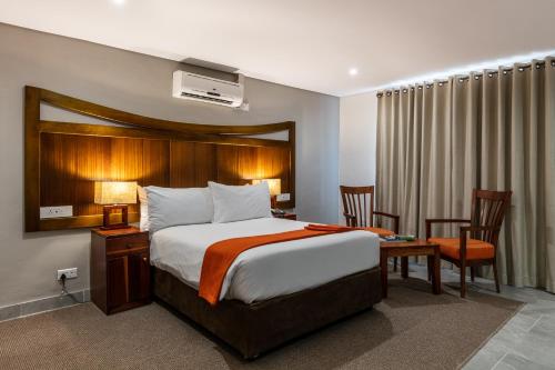 Un pat sau paturi într-o cameră la Cresta Jwaneng