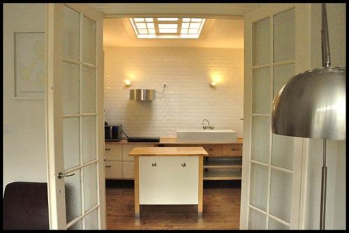 uma cozinha com um lavatório e um balcão num quarto em Een thuis in de Condroz em Waulsort