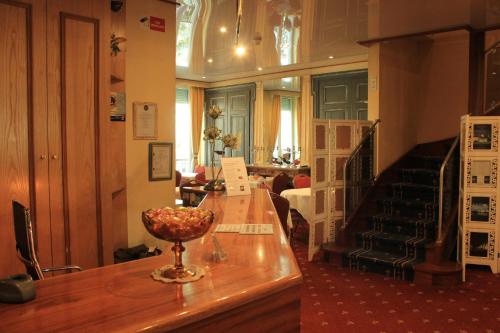 una habitación con un mostrador con un tazón de cristal. en Hôtel Foch, en Lyon