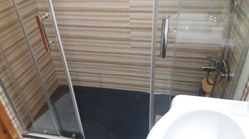 bagno con doccia in vetro e servizi igienici di Musica4 a Porto