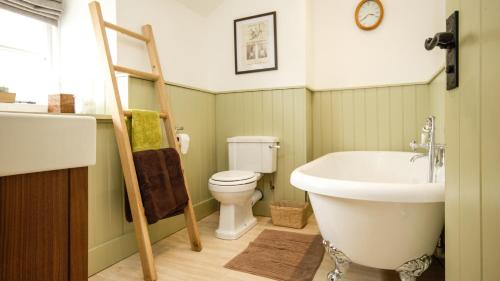 A bathroom at Saddle and Stable Rooms 