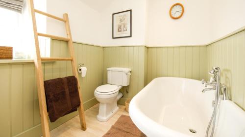 A bathroom at Saddle and Stable Rooms 