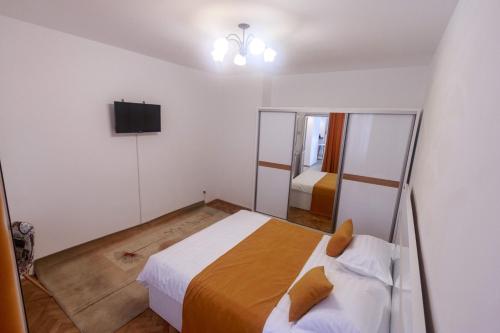 a small bedroom with a bed and a mirror at Strada Mureșenilor - Savas Apartament in Braşov