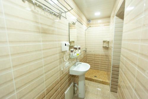 Ένα μπάνιο στο Mirzo Boutique Hotel