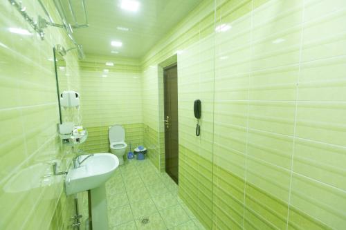 Ένα μπάνιο στο Mirzo Boutique Hotel