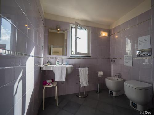 een badkamer met een wastafel en een toilet bij Affittacamere Le Terrazze in Corniglia