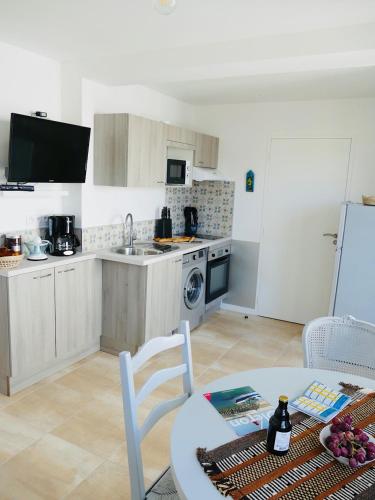 Dapur atau dapur kecil di Clos des Aigrettes -6 Gîtes de charme et confort à 30m du Port de La Cotinière