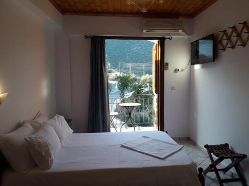 1 dormitorio con cama y ventana con vistas en Myrtoo en Kyparíssion