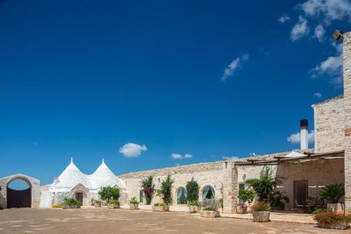 a view of the courtyard of a villa at Masseria Castelluzzo in Ceglie Messapica