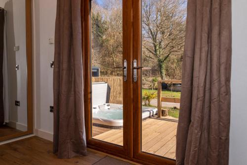 Fotografie z fotogalerie ubytování Herons Lake Retreat Hot Tub Lodges v destinaci Caerwys