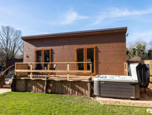 Gallery image of Herons Lake Retreat Lodges in Caerwys