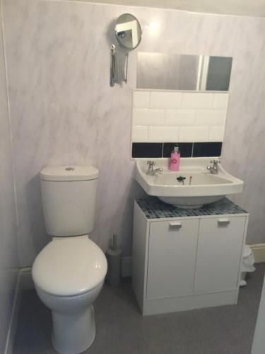 Bilik mandi di Babbling Brook Guesthouse