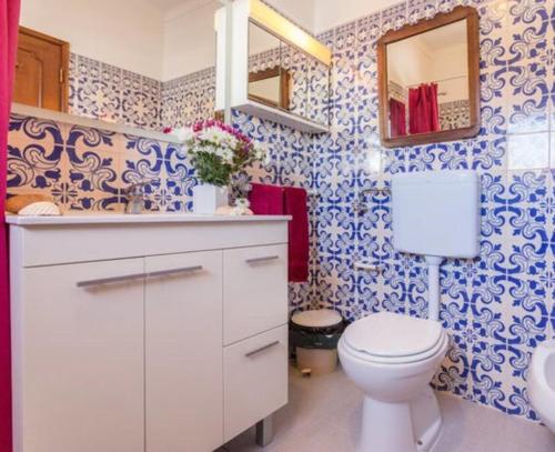 A bathroom at Casa MARWU - Tavira Centro Histórico