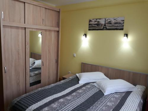 ルムニク・ヴルチャにあるPensiunea Anaのベッドルーム(大型ベッド1台、鏡付)