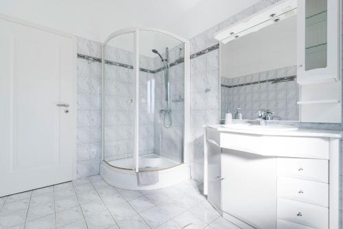 アルジェズールにあるMarécasaの白いバスルーム(シャワー、シンク付)