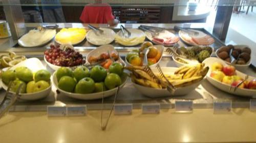 a display case with different types of fruits and vegetables at Hotel Encosta do Horto in Juazeiro do Norte