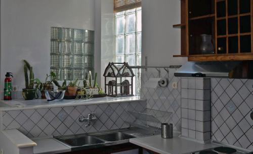 una cucina con lavandino e finestra di Lake view apartment a Ioannina