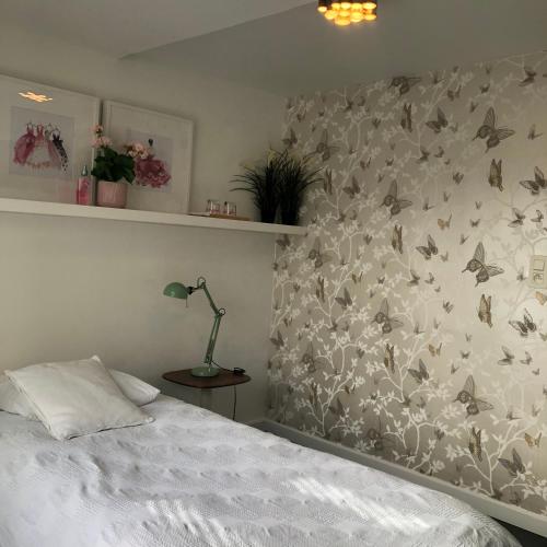 Katil atau katil-katil dalam bilik di Guesthouse Poppies , Free Parking