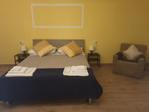 una camera da letto con un letto con due asciugamani sopra di FRANCY HOUSE 2 a Bologna