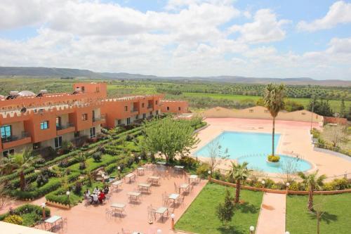 uma vista aérea de um resort com uma piscina em Hôtel Relais Saiss em Sefrou