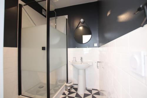a bathroom with a sink and a shower at 3 Pièces à 50 mètres du bord de mer in Saint Malo
