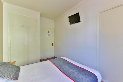 a bedroom with a bed and a tv on the wall at Hostal Alberana in Verges
