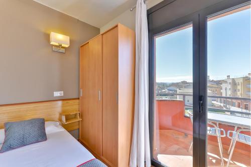 A bed or beds in a room at Hostal Alberana