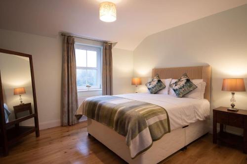 Postel nebo postele na pokoji v ubytování Salmons Leap Sneem Village Kerry