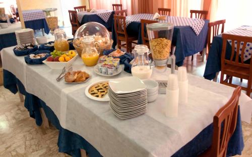 einen Tisch mit Teller mit Speisen darüber in der Unterkunft B & B Conchiglie in Gallipoli
