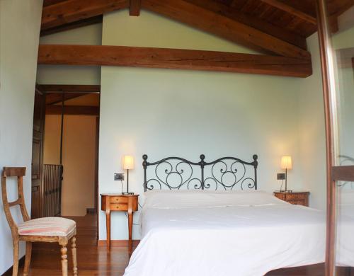 A bed or beds in a room at Villa Erica con piscina privata sul lago di Como