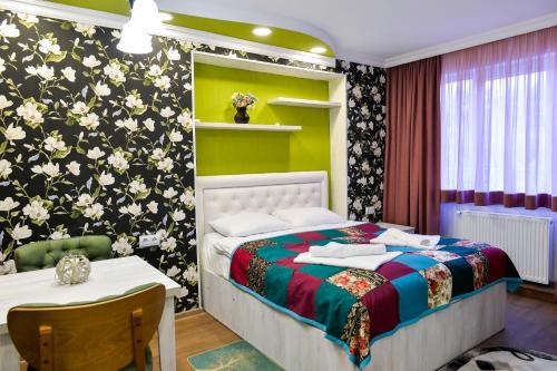 クタイシにあるHOSTEL LOOKのベッドとテーブルのある寝室