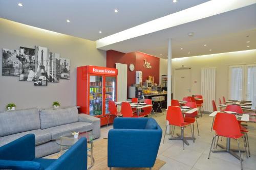 une salle d'attente avec un canapé, des chaises et des tables dans l'établissement Hôtel du Quai de Seine, à Paris