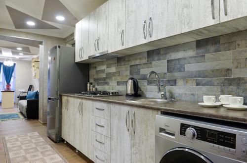 una cucina con lavandino e lavastoviglie di HOSTEL LOOK a Kutaisi